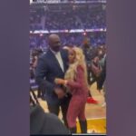 Michael Jordan thinks he’s slick, gives Mary J. Blige some real love. Slaps her booty! 😂😂